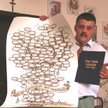 Podobne badania najczęściej prowadzą amatorzy. Na zdjęciu Krzysztof Gajzler prezentuje drzewo geneal