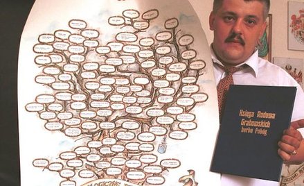 Podobne badania najczęściej prowadzą amatorzy. Na zdjęciu Krzysztof Gajzler prezentuje drzewo geneal