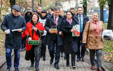 Janusz Piechociński prowadzi agitację wyborczą na ulicach Warszawy, rozdając przechodniom cukierki.