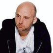 Moby spopularyzował muzykę elektroniczną, łącząc ją z soulowym śpiewem i gitarami