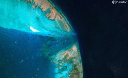 Zdjęcie satelitarne statków rybackich przy wejściu do spornej ławicy Scarborough na Morzu Południowo