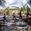 Wolontariusze oczyszczają teren wokół rzeki Guadalupe po katastrofalnych powodziach w Teksasie