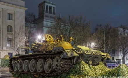 Wrak rosyjskiego czołgu z Ukrainy przed ambasadą Rosji w Berlinie