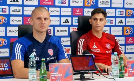 Trener Rakowa Częstochowa Dawid Szwarga i pomocnik Ben Lederman