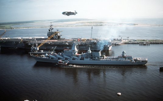 Marszał Ustinow wchodzi do Mayport na Florydzie w 1991 r. mijając lotniskowiec Sagatoga (CV 60), pot