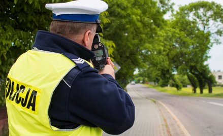 Kierowca przekraczający dopuszczalną prędkość o ponad 50 km/h na drodze jednojezdniowej dwukierunkow