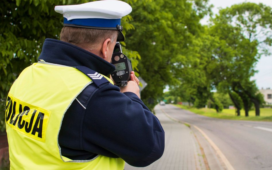 Kierowca przekraczający dopuszczalną prędkość o ponad 50 km/h na drodze jednojezdniowej dwukierunkow
