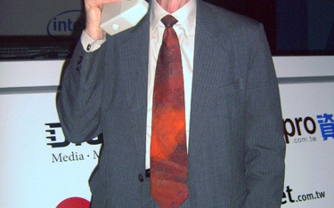 Martin Cooper trzyma opracowany przez siebie aparat DynaTAC,
który Motorola wprowadziła
na amerykańs
