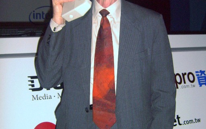 Martin Cooper trzyma opracowany przez siebie aparat DynaTAC,
który Motorola wprowadziła
na amerykańs