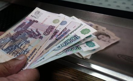 Rubel nadal traci na wartości