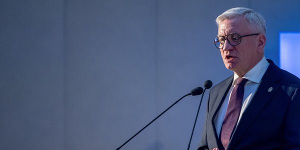 Poznań: Prezydent Jaśkowiak został obrzucony ciastem na sesji rady miasta