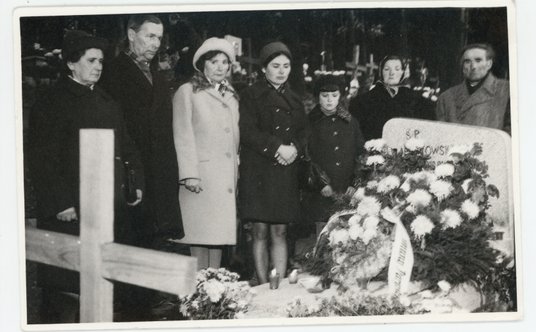 1971 r.: rodzina przy grobie J&#xf3;zefa Paw&#x142;owskiego, pracownika Stoczni im. Komuny Paryskiej