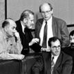 Jan Król (siedzi w środku) wśród posłów Unii Demokratycznej: (od lewej) Jacka Kuronia, Bronisława Ge