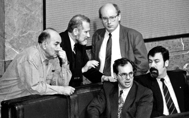 Jan Król (siedzi w środku) wśród posłów Unii Demokratycznej: (od lewej) Jacka Kuronia, Bronisława Ge