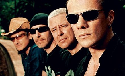 Bono (pierwszy z lewej) tym razem z tyłu, choć nadal kieruje zespołem