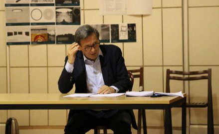 Jan Englert podczas próby „Trzech sióstr” w Teatrze Narodowym. Wybitny artysta mówi o oburzeniu środ