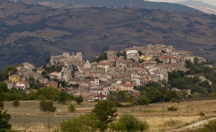 Idylliczna wioska w górach sprzedaje domy za 1 euro