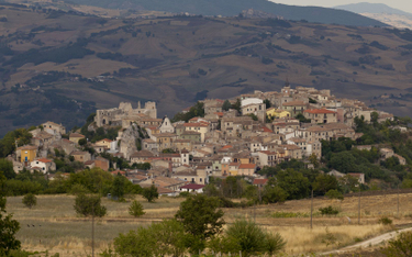 Idylliczna wioska w górach sprzedaje domy za 1 euro