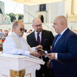 Minister aktywów państwowych Jacek Sasin i prezes Enei Paweł Majewski wręczają o. Tadeuszowi Rydzyko