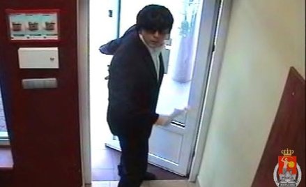 Jeden ze sprawców napadu na bank w Łomiankach. Policja próbuje ustalić jego tożsamość