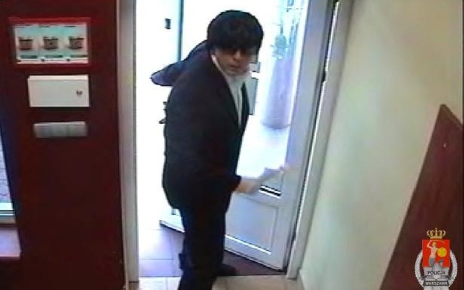 Jeden ze sprawców napadu na bank w Łomiankach. Policja próbuje ustalić jego tożsamość