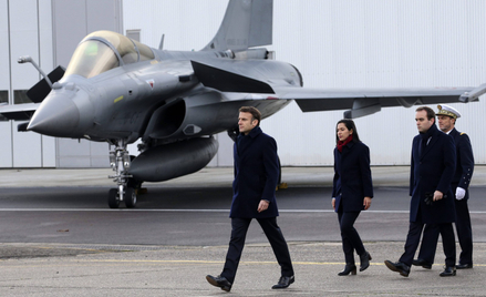 Prezydent Emmaniel Macron (na zdjęciu) nie ma złudzeń, że debata nad ustawą o planowaniu wojskowym r