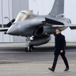 Prezydent Emmaniel Macron (na zdjęciu) nie ma złudzeń, że debata nad ustawą o planowaniu wojskowym r