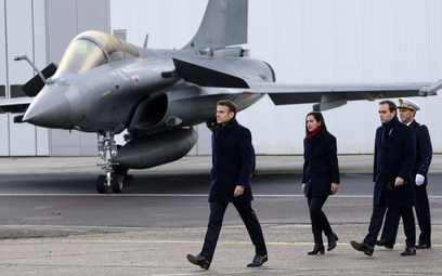 Prezydent Emmaniel Macron (na zdjęciu) nie ma złudzeń, że debata nad ustawą o planowaniu wojskowym r