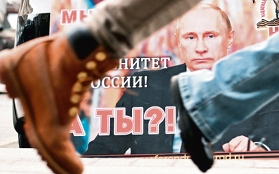 Z Putinem marsz! Plakat z hasłem „My jesteśmy z nim dla suwerenności Rosji. A ty?” w Moskwie w dniu 