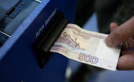 Rosjanie przechodzą na gotówkę, wojna oczyszcza konta