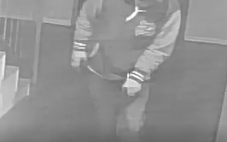 Osoby, które rozpoznają mężczyznę ze zdjęcia proszone są kontakt z Komendą Powiatową Policji w Kołob