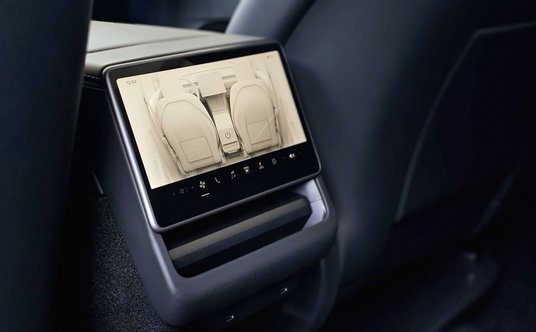 Z tyłu znajduje się dodatkowy ekran