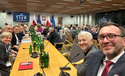 Branża turystyczna licznie uczestniczyła w posiedzeniu połączonych komisji. Pierwszy z prawej prezes