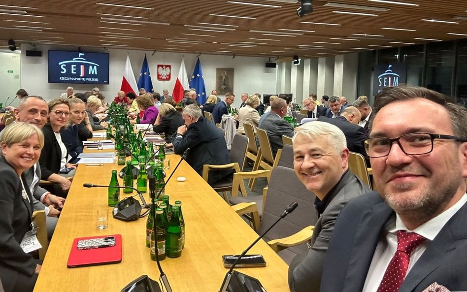 Branża turystyczna licznie uczestniczyła w posiedzeniu połączonych komisji. Pierwszy z prawej prezes
