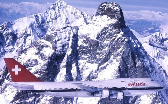 Boeing 747-300 nieistniejących już szwajcarskich linii lotniczych Swissair podczas przelotu nad Matt