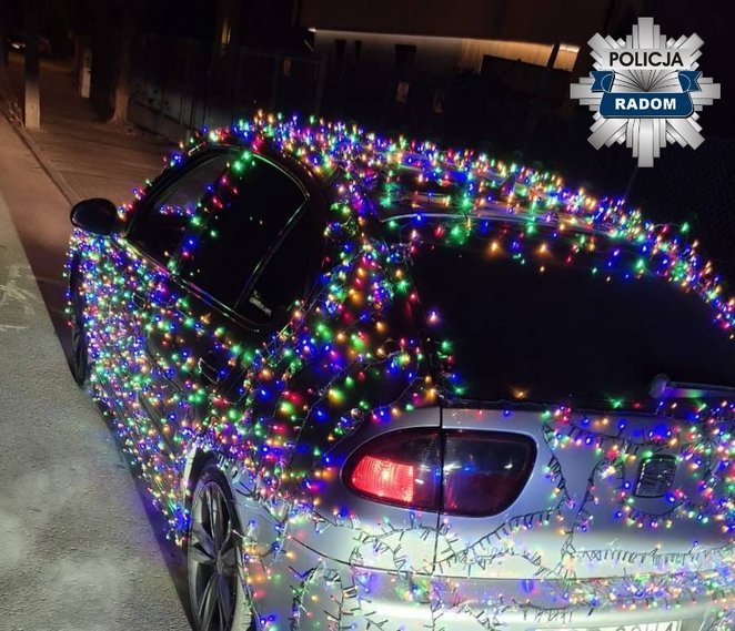 Policjanci z Radomia zatrzymali auto przystrojone świątecznymi lampkami