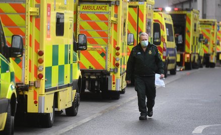 Wielka Brytania: Zgonów łączonych z COVID-19 prawie 60 proc. więcej niż przed rokiem