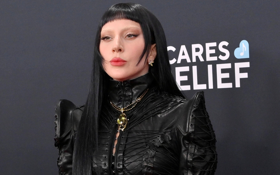 Mimo krytycznej oceny Lady Gagi piosenka „Telephone” podbiła światowe listy przebojów.