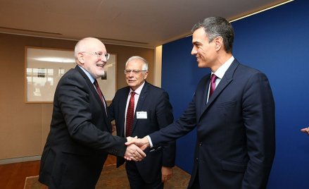 Josep Borell (w środku)