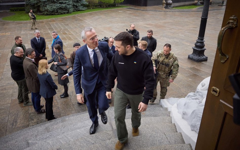 Jens Stoltenberg i Wołodymyr Zełenski w Kijowie