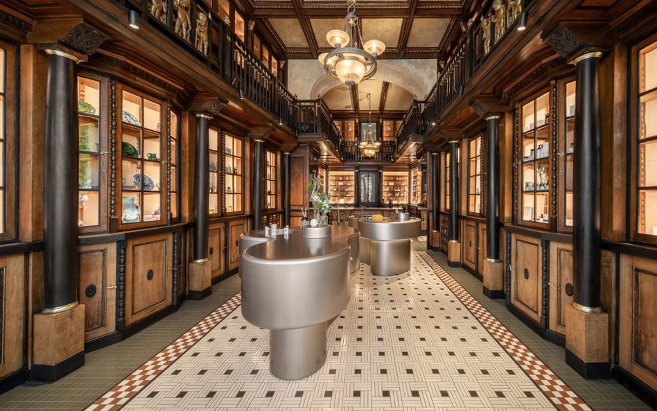 Dawna Apteka Mariacka znajduje się na parterze pierwszego lwowskiego „drapacza chmur”, słynnego Gmac