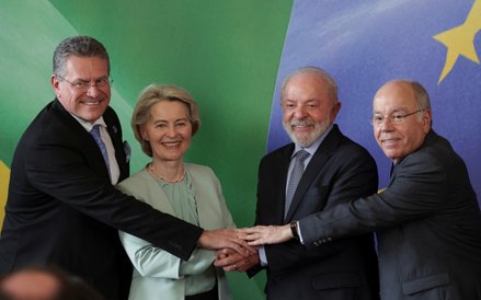 Europejski Komisarz ds. handlu i bezpieczeństwa gospodarczego Maroš Šefčovič, przewodnicząca Komisji