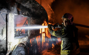Płonący autobus w Kijowie trafiony odłamkami Kindżała wartego 10 mln dolarów