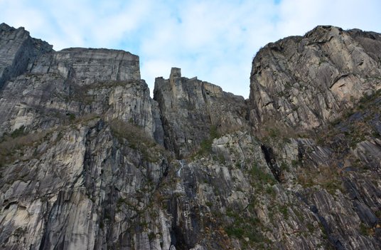 Słynny klif Preikestolen (Pulpit Rock) widziany z pokładu statku wycieczkowego
