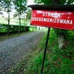 Przed wjazdem do dworu Radosława Sikorskiego jest tabliczka, która ma wyrażać jego antykomunistyczne