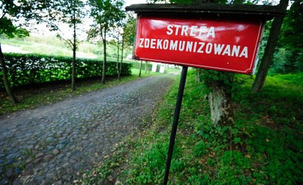 Przed wjazdem do dworu Radosława Sikorskiego jest tabliczka, która ma wyrażać jego antykomunistyczne