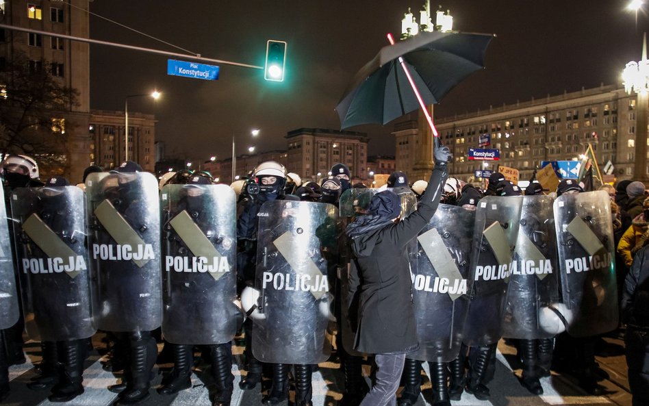 Sobotni protest kobiet na Placu Konstytucji w Warszawie.