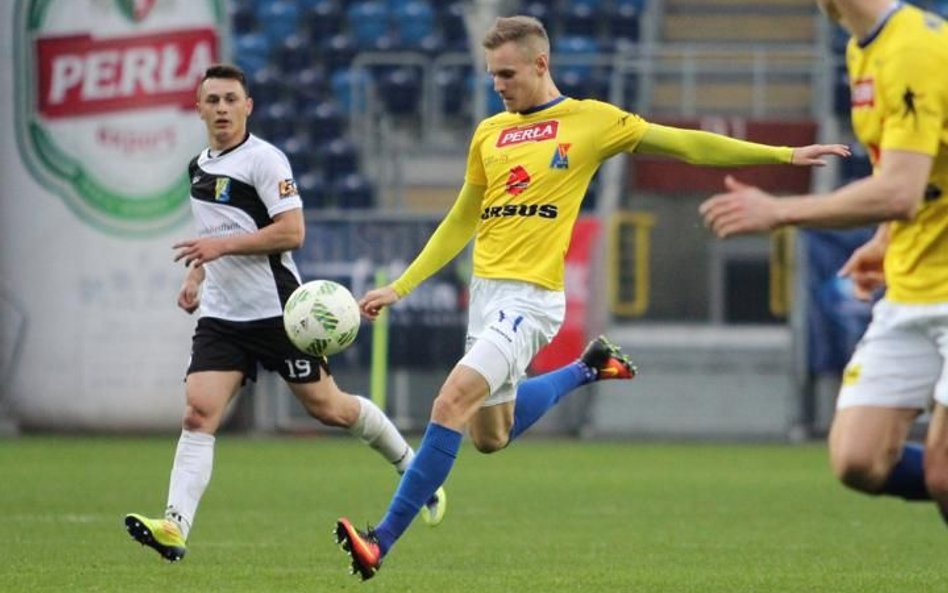 Julien Tadrowski, ur. 1993 r. Obrońca. Wychowanek  OSC Lille. W Polsce grał  w Arce Gdynia, Pogoni S