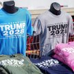 Koszulki z napisem „Trump 2028 (Zmieńmy zasady)” w sprzedaży przed wiecem z udziałem prezydenta USA 