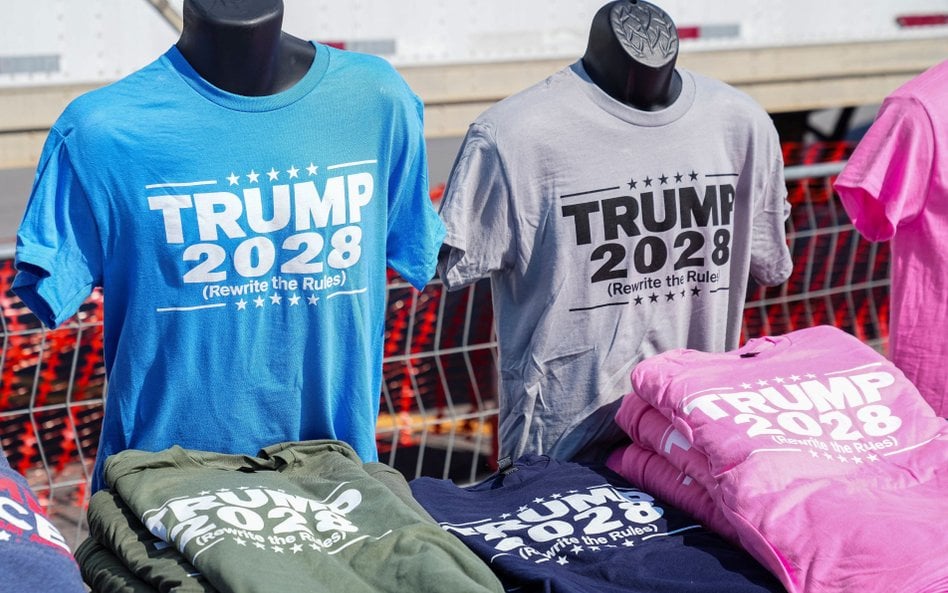 Koszulki z napisem „Trump 2028 (Zmieńmy zasady)” w sprzedaży przed wiecem z udziałem prezydenta USA 